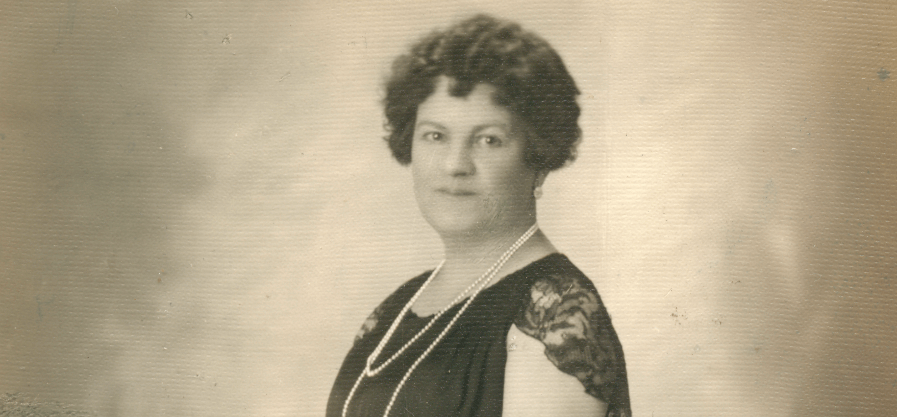 Damski klub ispod modnog šešira bake Pauline